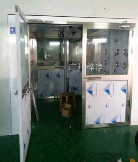 手動(dòng)雙門貨淋室是貨物進(jìn)入潔凈室所必需的通道 手動(dòng)雙門貨淋室是貨物進(jìn)入潔凈室所必需的通道